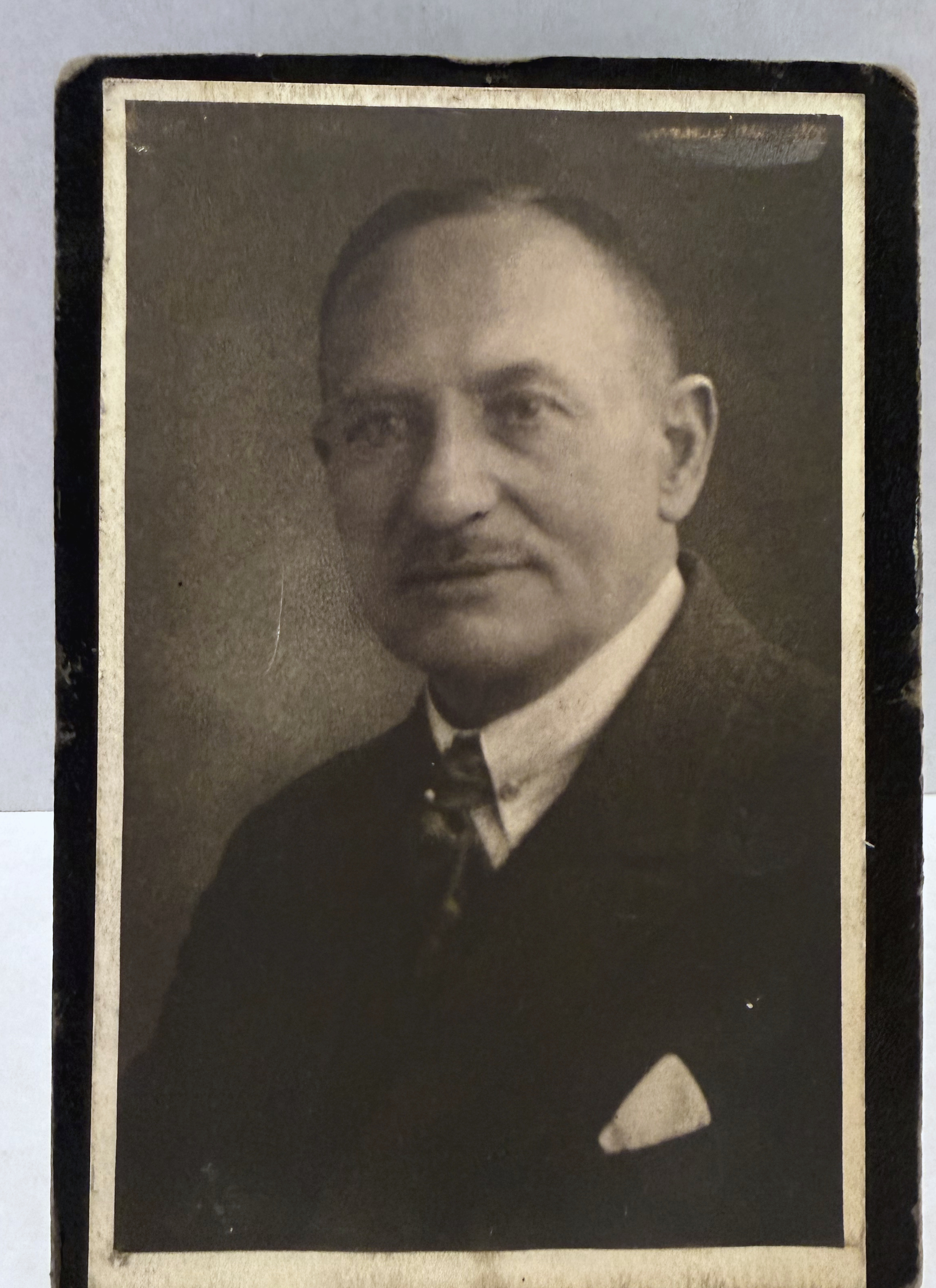 Atelierporträt von Philipp Liebenthal in dunklem Anzug mit hellem Einstecktuch