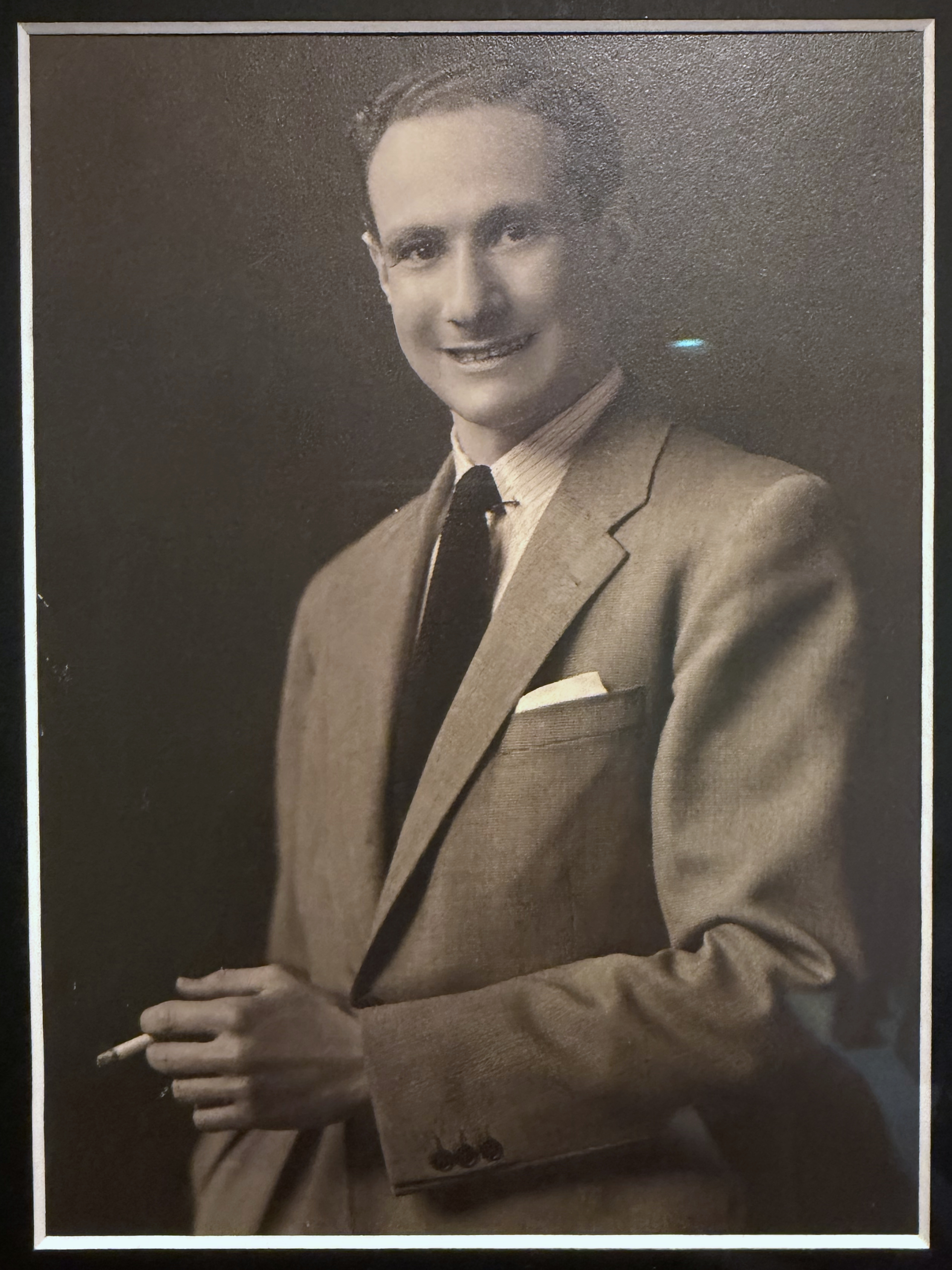 Ganzfiguriges Studioporträt von Adolf Dolf Reichenbach als jungem Mann in einem hellen Anzug