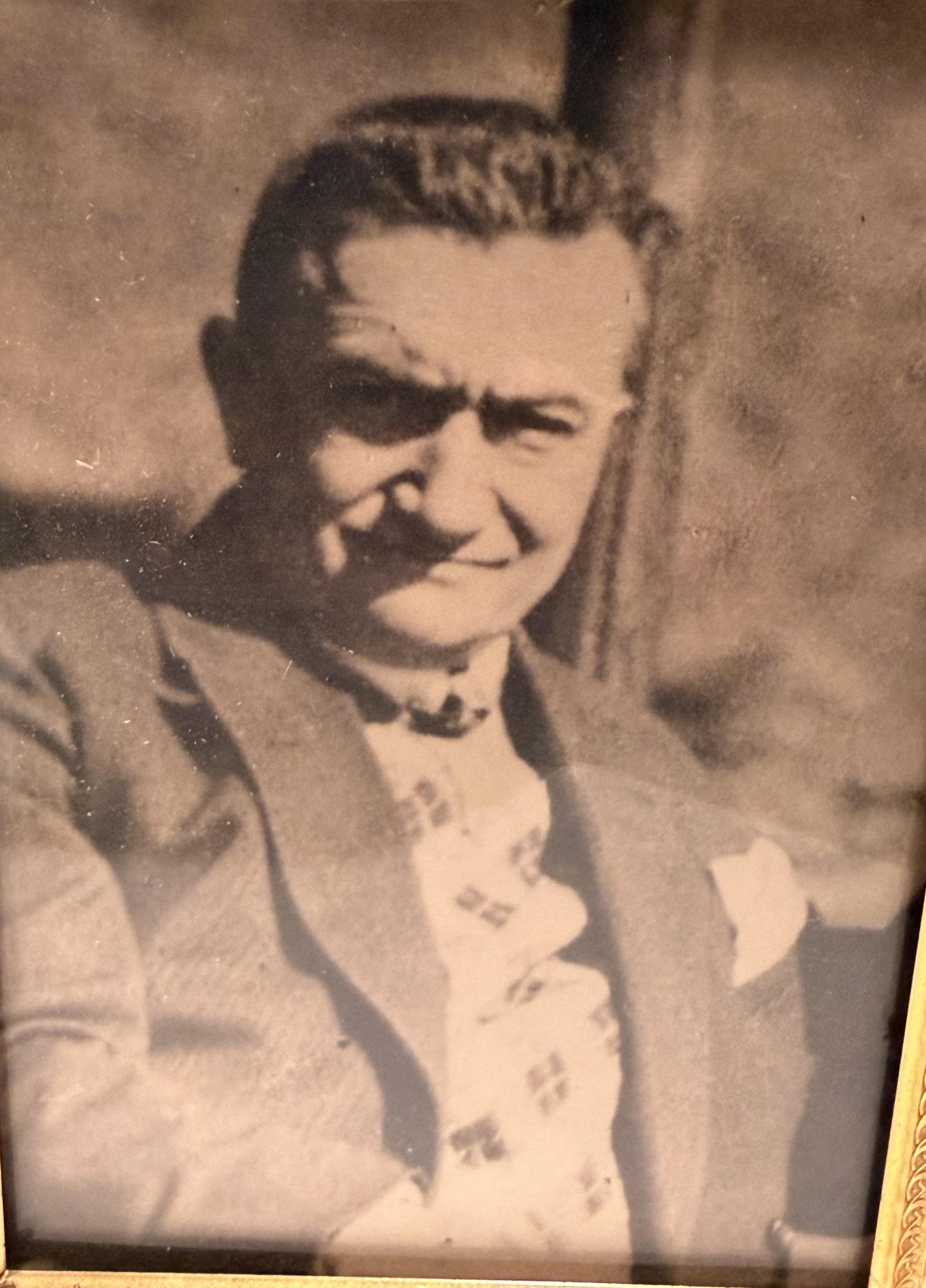 Gerahmtes Porträt von Paul Reichenbach in mittleren Jahren im Anzug